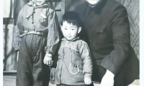 三个月宝宝爱吃衣服怎么回事-三个月的宝宝吃衣服网—知名的快三个月宝宝吃手唆衣服唆手臂怎么解决网站,分享快三个月宝宝吃手唆衣服唆手臂怎么解决知识
